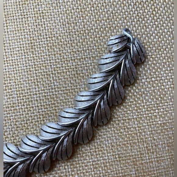 Vintage Trifari Brushed Silver‎ Tone Heart Link Bracelet - Picture 4 of 7